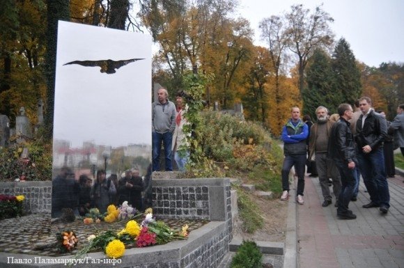 У Львові встановили пам’ятник Кузі з «Гадюкіних». ФОТО