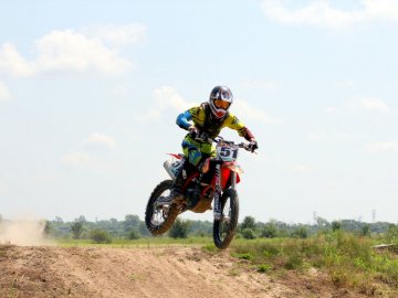 Показали, як у Володимирі готуються до змагань з мотокросу. ВІДЕО