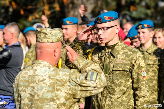У центрі Луцька майже пів тисячі ліцеїстів склали присягу. ФОТО