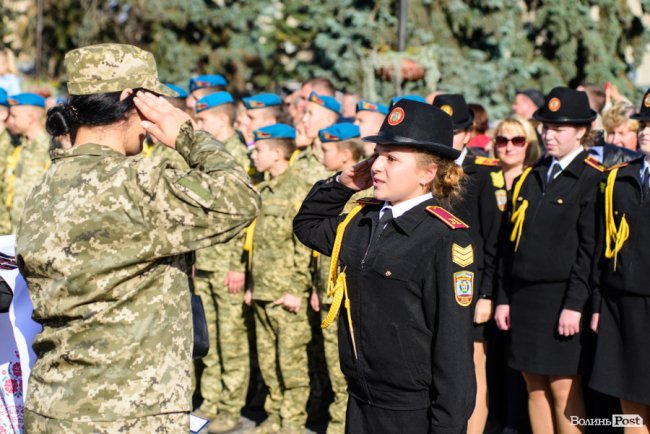 У центрі Луцька майже пів тисячі ліцеїстів склали присягу. ФОТО