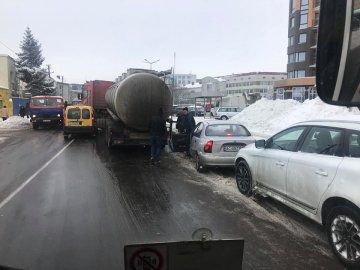 У Луцьку стукнулися легковик і вантажівка, утворилася «тягучка»