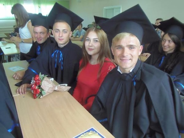 У Академії рекреаційних технологій і права вручили дипломи випускникам. ФОТО