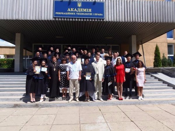 У Академії рекреаційних технологій і права вручили дипломи випускникам. ФОТО
