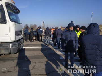 У Любомльському районі «бляхарі» обмежили рух трасою Київ-Ковель-Ягодин. ФОТО