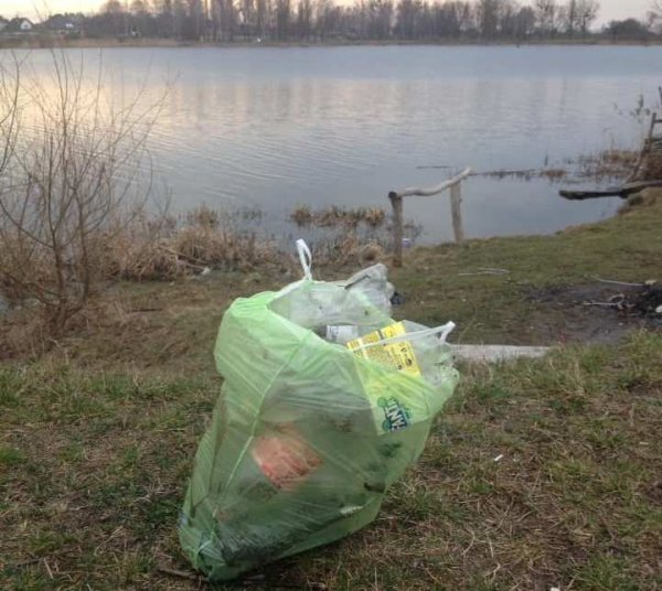 Волиняни під час ранкових пробіжок прибирають засмічені території. ФОТО