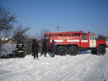 Волинські рятувальники витягли з кювету вантажівку