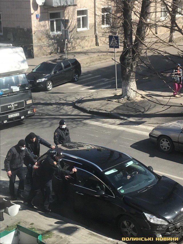 У центрі Луцька не розминулися дві автівки. ФОТО