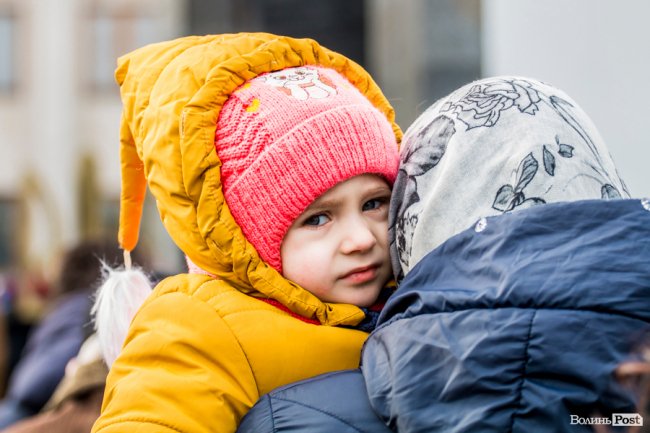 «Силою нашу церкву ніхто не забере»: як у Луцьку прихильники УПЦ (МП) на майдан вийшли. ФОТОРЕПОРТАЖ