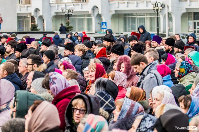 «Силою нашу церкву ніхто не забере»: як у Луцьку прихильники УПЦ (МП) на майдан вийшли. ФОТОРЕПОРТАЖ