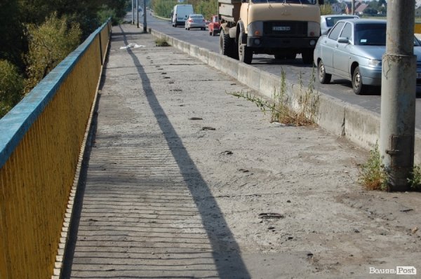 Луцькі «мости на мільйон» сипляться. ФОТО