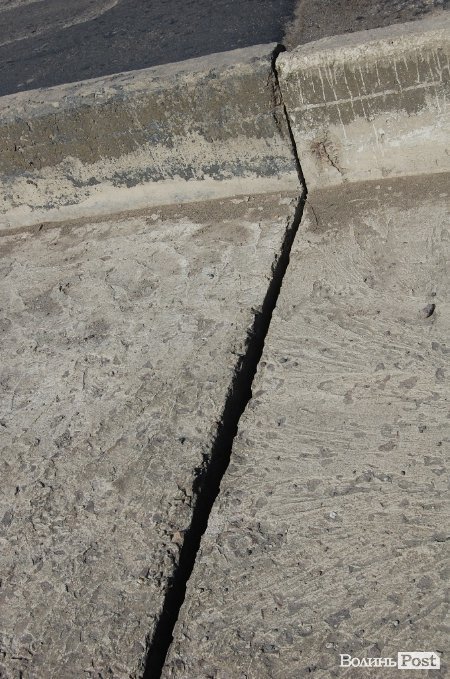 Луцькі «мости на мільйон» сипляться. ФОТО