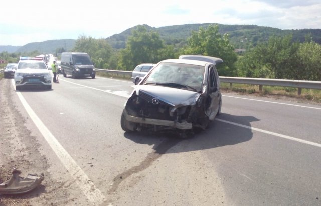 На Закарпатті Mercedes в'їхав у колону байкерів, є постраждалі