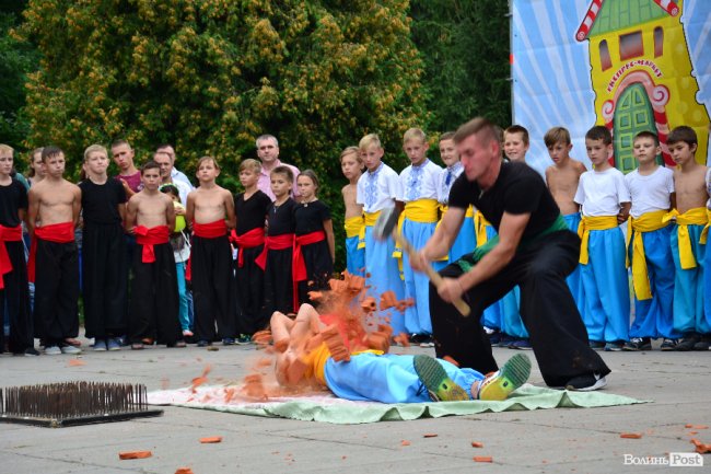 Цегла, скло та цвяхи: лучан вразив виступ учнів школи козацьких бойових мистецтв