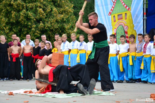 Цегла, скло та цвяхи: лучан вразив виступ учнів школи козацьких бойових мистецтв