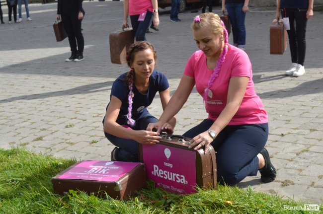 З хлібом, горілкою та кров’ю: у Луцьку відкрили фестиваль театрів. ФОТО