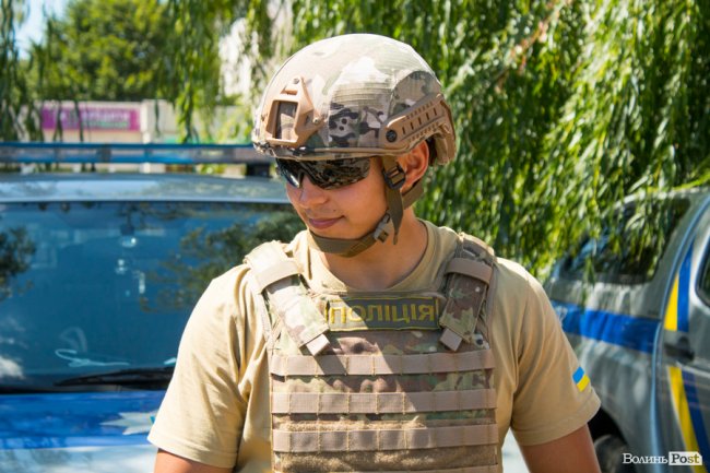 У центрі Луцька діти «стріляли» зі зброї та кермували поліцейськими авто. ФОТО