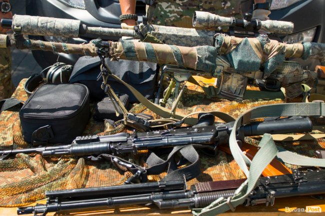 У центрі Луцька діти «стріляли» зі зброї та кермували поліцейськими авто. ФОТО