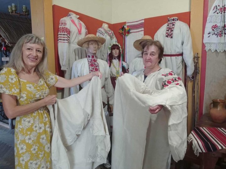 Волинському музею передали столітні жіночі сорочки