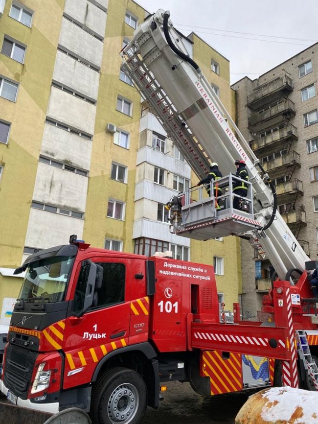 Із зачиненої квартири у Луцьку визволили 2-річну дитину. ФОТО