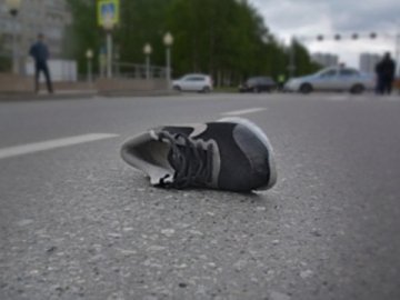 Автівка переїхала чоловіка, який втікав із краденими речима