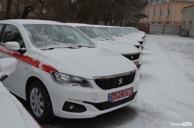 У Луцьку сімейним лікарям вручили ключі від новеньких автівок. ФОТО