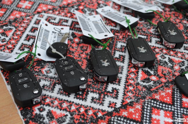 У Луцьку сімейним лікарям вручили ключі від новеньких автівок. ФОТО