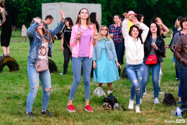 До Винника – навіть на милицях. ФОТОРЕПОРТАЖ із грандіозного концерту у Луцьку