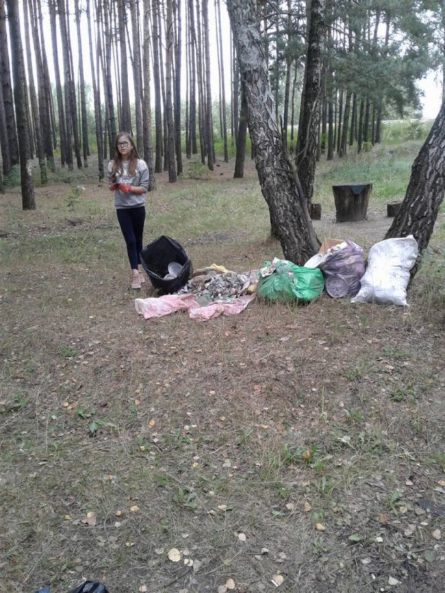 На Волині дівчина власноруч прибрала рекреаційну зону. ФОТО