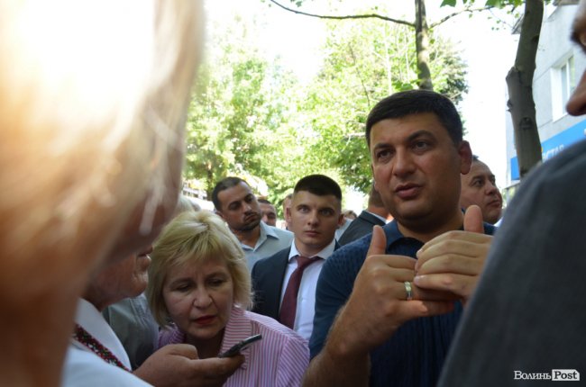 Щастя молодим та селфі-бум: як Гройсман гуляв центром Луцька. ФОТО