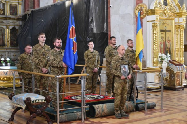 У Луцьку попрощалися з загиблим на війні 29-річним Героєм Іллею Пузирніковим