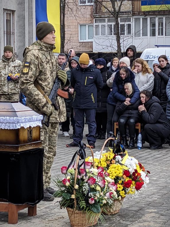 «Приходьте прощатися з Героями, щоб знати, яких людей втрачаємо»: на Волині провели в останню путь Олександра Тужилова