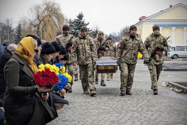 «Приходьте прощатися з Героями, щоб знати, яких людей втрачаємо»: на Волині провели в останню путь Олександра Тужилова