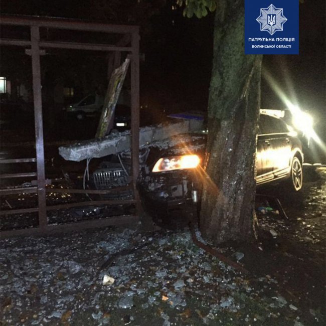 Вночі у Луцьку п’яний водій врізався в електроопору та зупинку