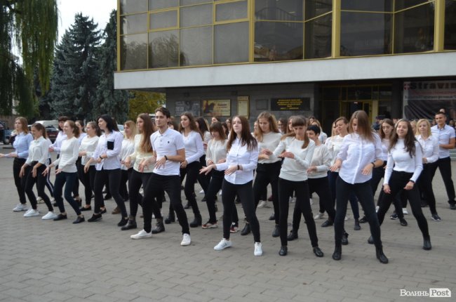 У Луцьку молоді вчителі влаштували запальні танці в центрі міста. ФОТО