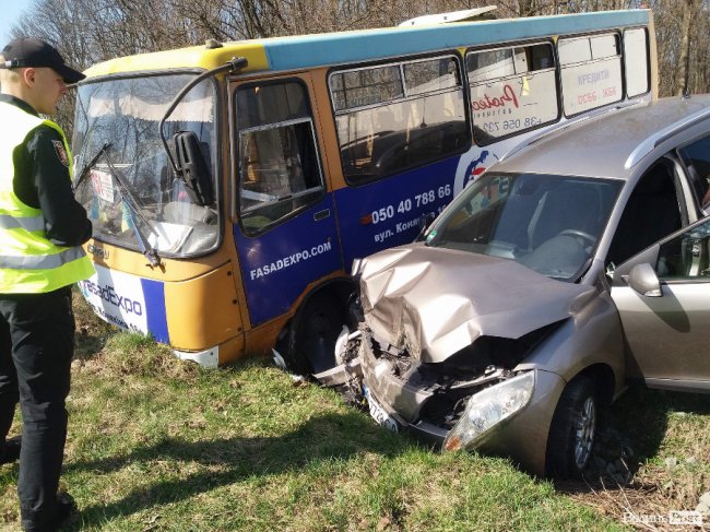 Під Луцьком маршрутка втрапила в аварію, є постраждалі. ФОТО