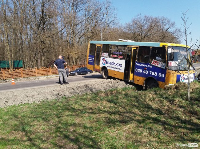 Під Луцьком маршрутка втрапила в аварію, є постраждалі. ФОТО