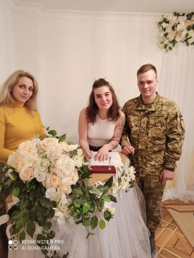 У Луцьку закохана пара побралася дистанційно: він – на передовій, вона – у Палаці урочистих подій