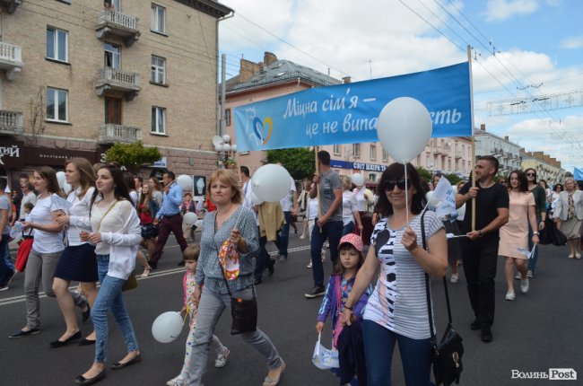 Молодята, транспаранти, усмішки: Луцьком пройшов «парад щасливих родин»