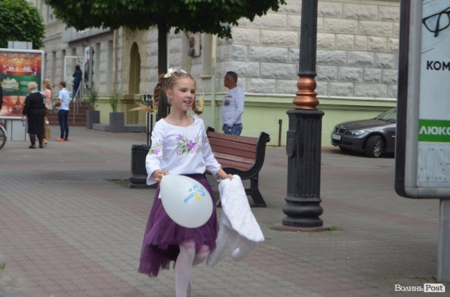 Молодята, транспаранти, усмішки: Луцьком пройшов «парад щасливих родин»