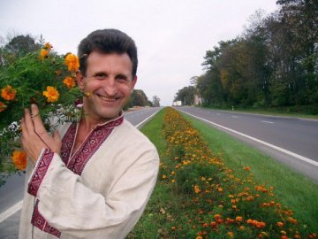 Скульптор-квіткар з Волині посадив чорнобривці у Берліні