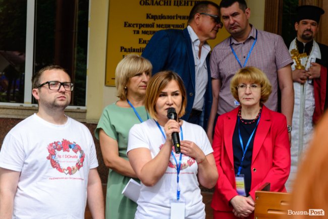 Люди з пересадженими органами посадили біля лікарні у Луцьку Алею життя. ФОТО