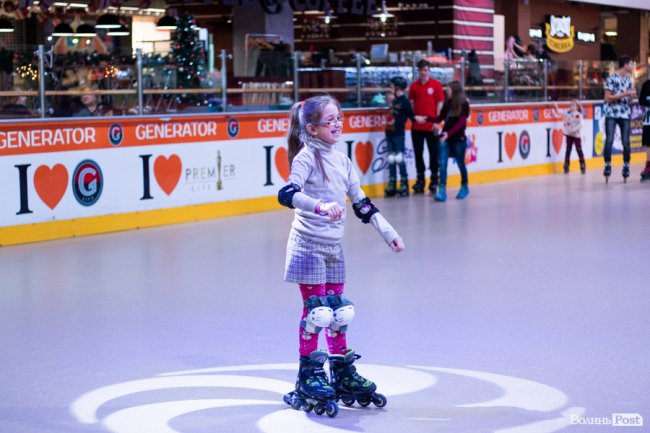 У Луцьку особливі діти з посадовцями вчилися кататися на роликах. ФОТО