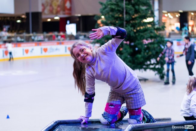 У Луцьку особливі діти з посадовцями вчилися кататися на роликах. ФОТО