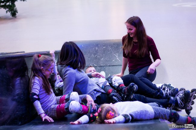 У Луцьку особливі діти з посадовцями вчилися кататися на роликах. ФОТО