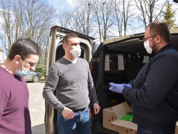 Лікарі обласної лікарні у Луцьку отримали 2 тисячі банок антисептика