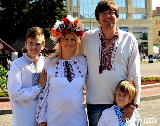 Лучани у вишиванках виклали число 930. ФОТО