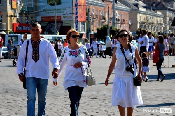Лучани у вишиванках виклали число 930. ФОТО