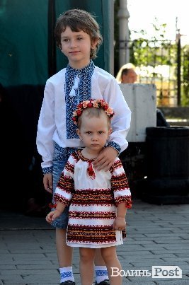 Лучани у вишиванках виклали число 930. ФОТО