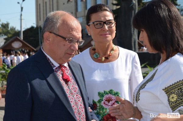 Лучани у вишиванках виклали число 930. ФОТО