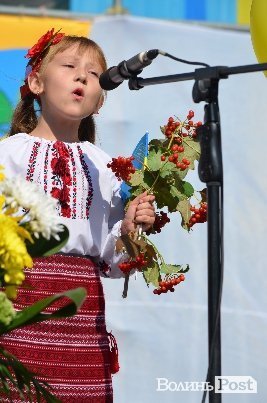 Лучани у вишиванках виклали число 930. ФОТО